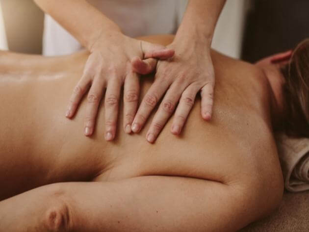 masseur doing a neuromuscular massage to a female client in venice