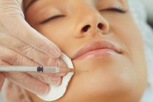 professional doing juvederm to a girl client in venice